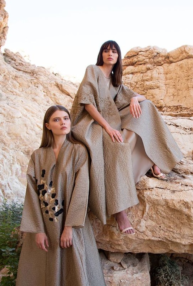 موديلات عبايات اماراتية للعروس باللون البيج