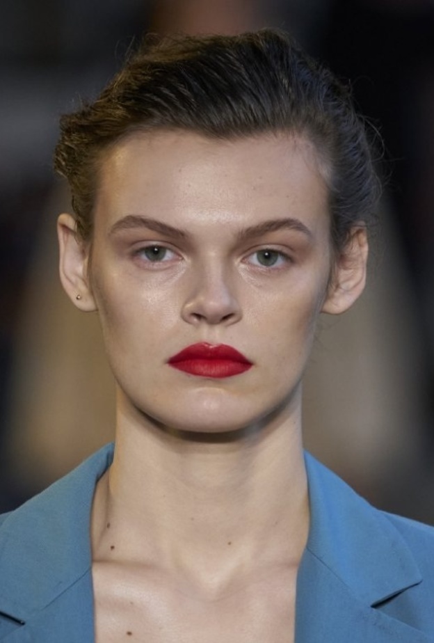 الوان احمر شفاه 2021 بدرجات الأحمر القوي احتفالاً بيوم عيد الام من دار Max Mara 2021