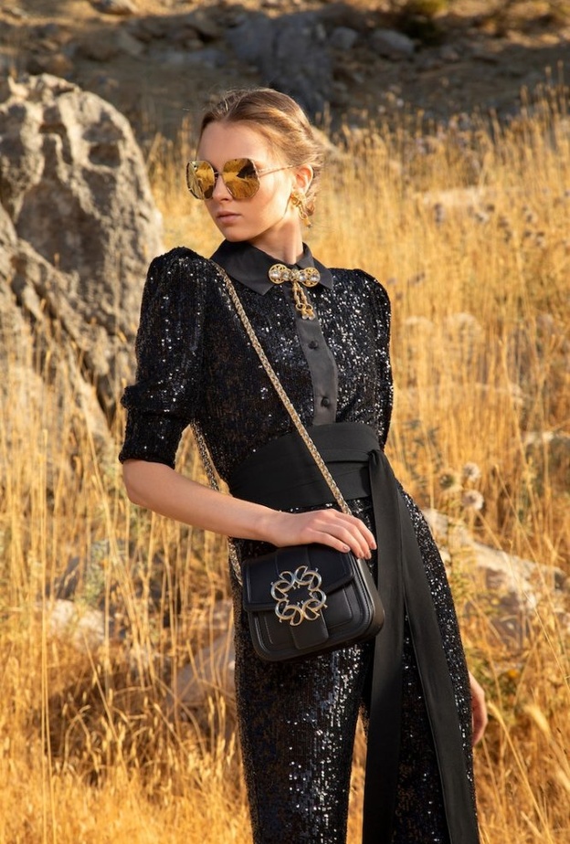 الجمبسوت الأسود بقبة بستايل القميص بتصميم أنيق من Brandon Maxwell 