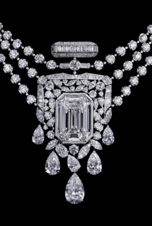 Chanel تشيد بعطر N° 5 من خلال قلادة 55.55