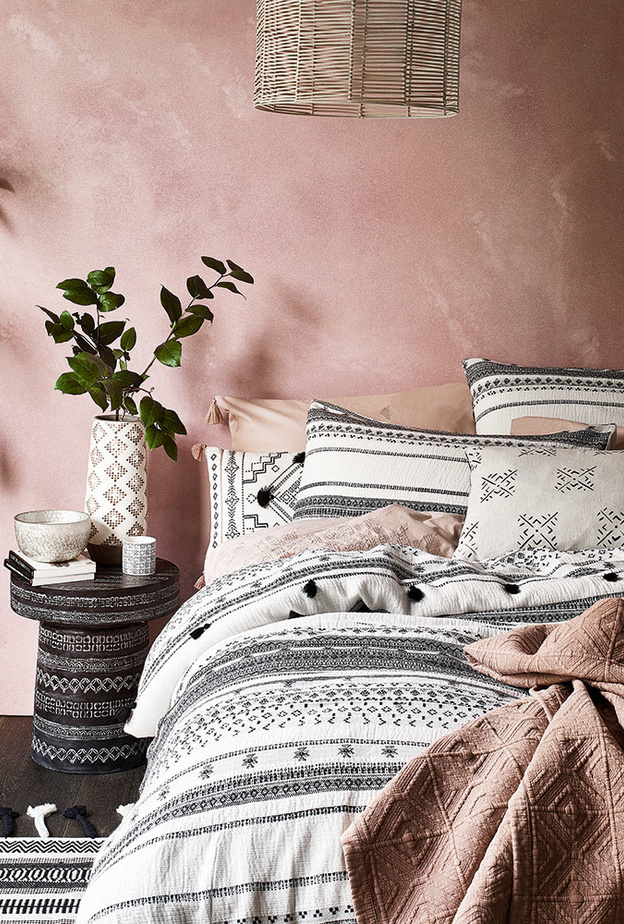 غرفة نوم عصوية يطغى عليها الزهري الباستيل