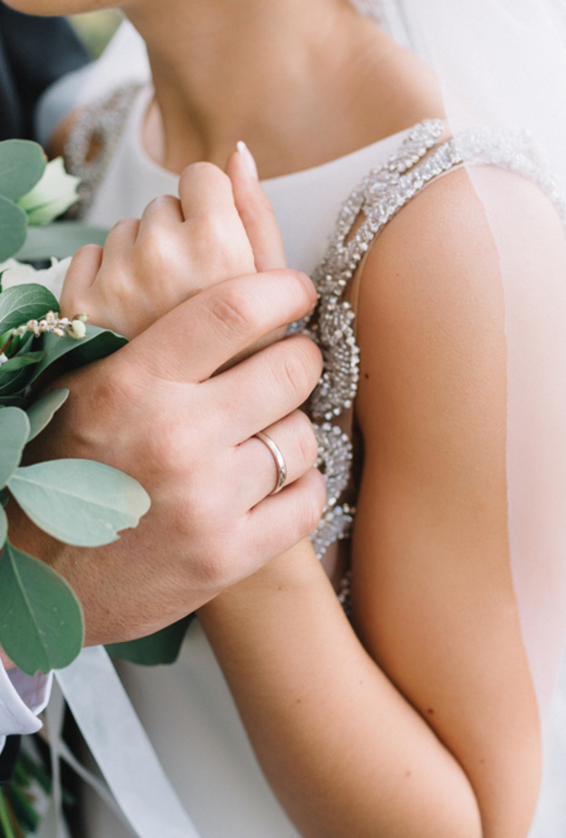 عروسان يقيمان حفل زفافهما عبر تطبيق زوم