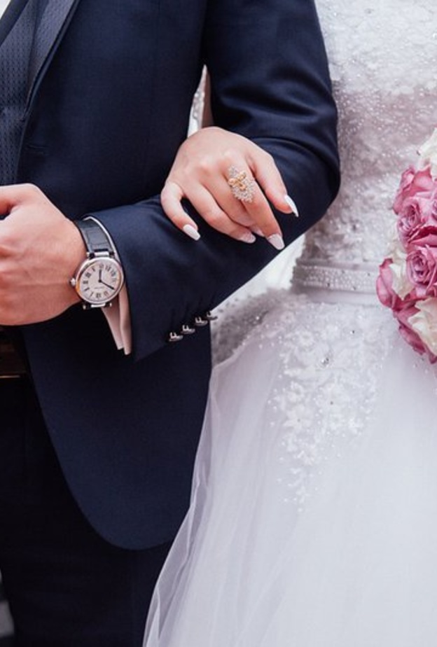 اتهام عروسين بالطمع بسبب طلبهما من كل ضيف 100 دولار كهدية