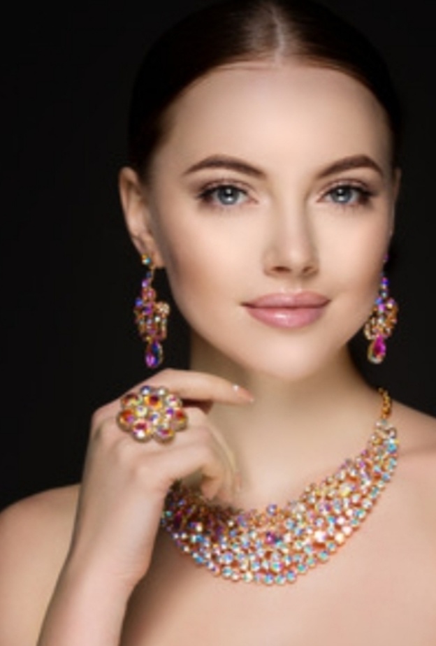 نصائح لإختيار تصميم العقد المناسب بحسب شكل الياقة