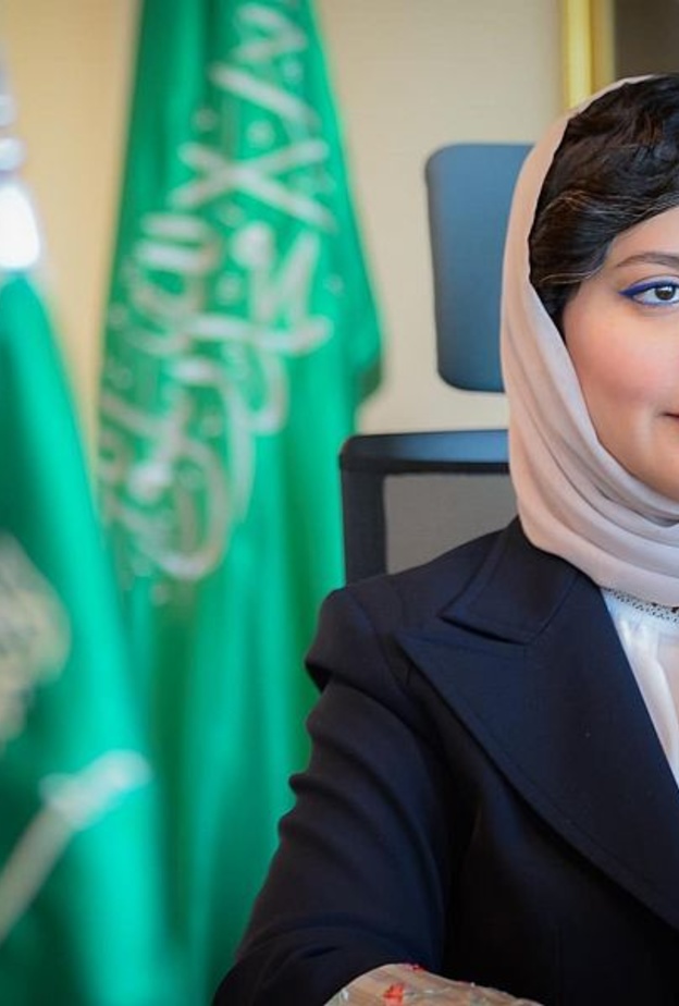 الأميرة هيفاء آل مقرن أثناء تسلمها شهادة ‏تسجيل "حياكة السدو" في اليونسكو"