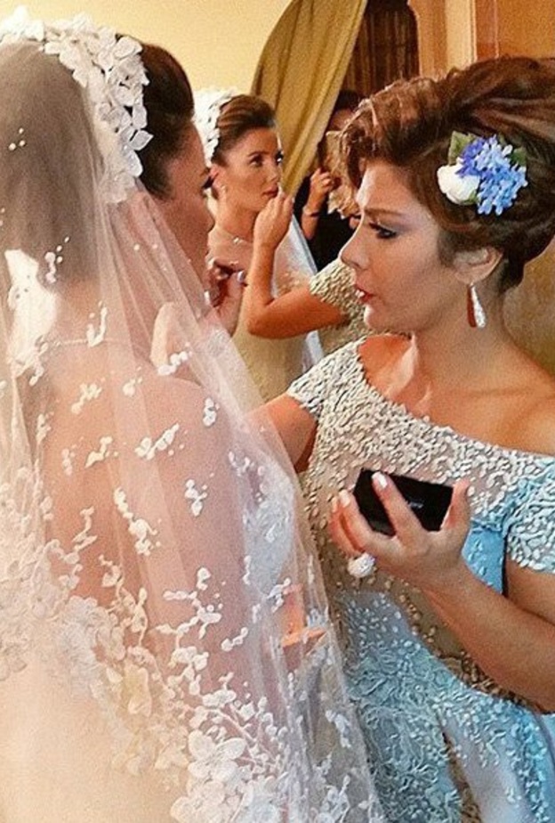 اصالة نصري تهتم بابنتها في يوم زفافها