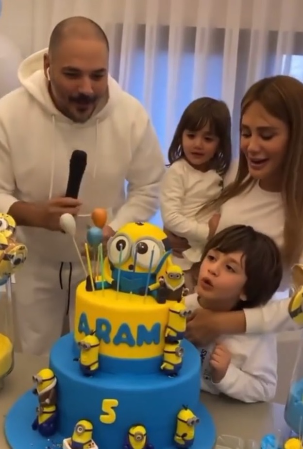 رامي عياش يحتفل بعيد ميلاد نجله آرام ويرقص مع اسرته على أغنية "مبروك"