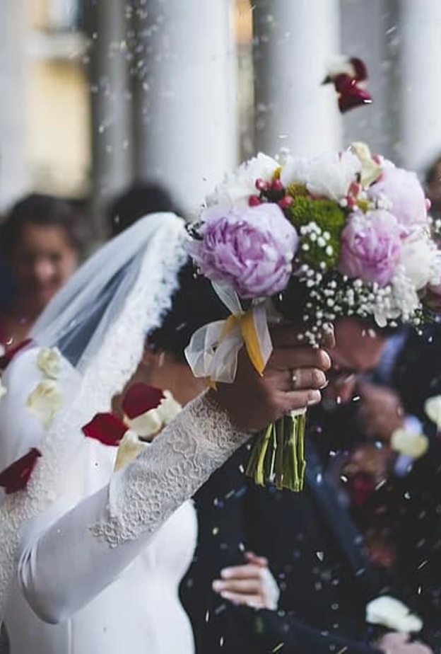 فرار ضيوف حفل زفاف من الشرطة وضبط العرسان