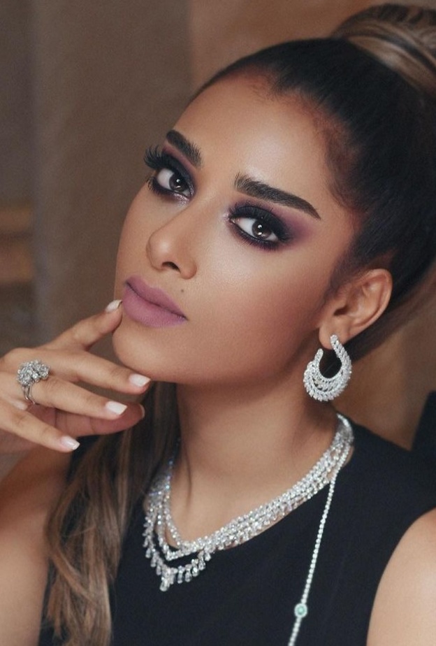 رسمات مكياج جذابة مستوحاة من النجمات الإماراتيات في يوم عيد الأم 2021