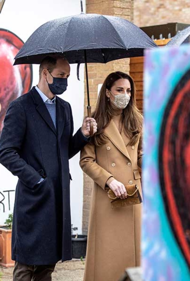 الأمير وليام وكيت ميدلتون يستمعون لموظفي الإسعاف