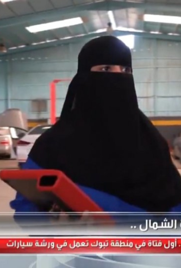 ريم الحسن أول ميكانيكية تعمل في ورشة سيارات في منطقة تبوك