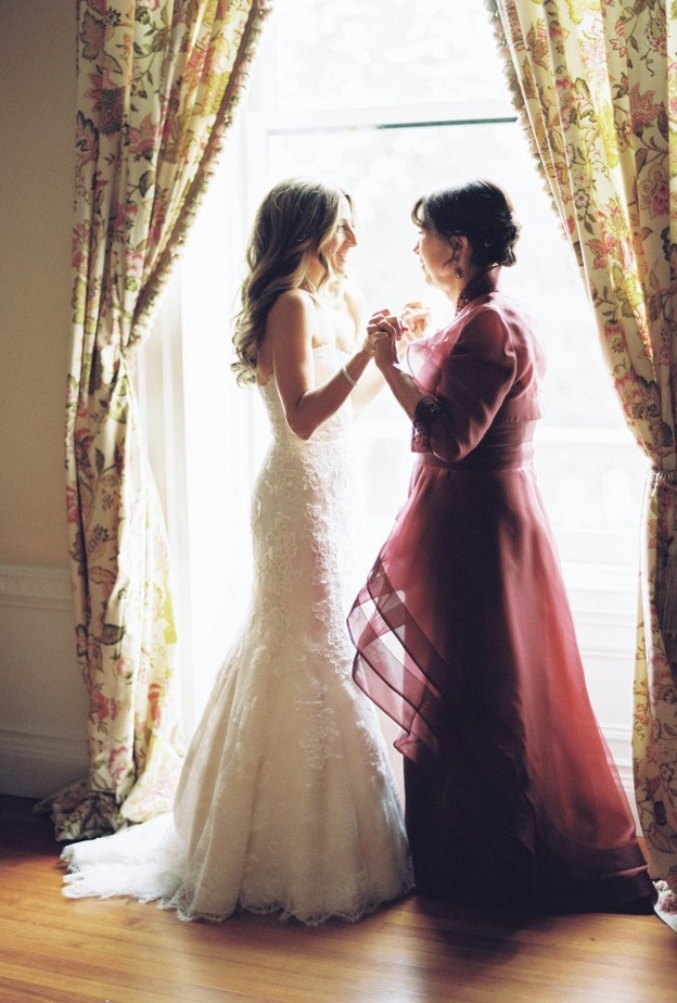 اختاري إطلالة حفل زفافك بعناية بمعنى ألا تبالغي في التأنق في حفل زفاف ابنتك