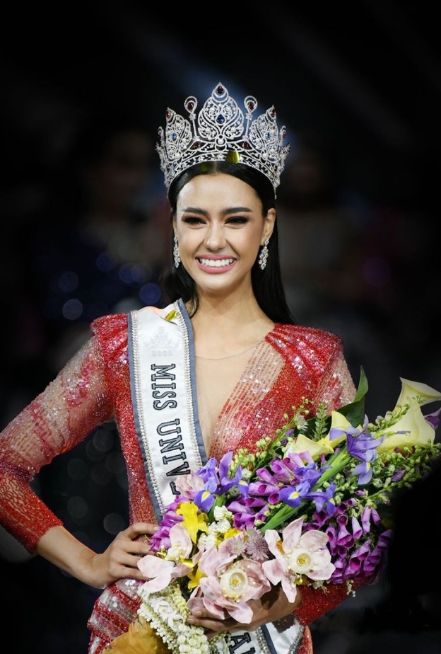  ملكة جمال تايلندا لعام 2020 وقد زين رأس الفائزة باللقب أماندا أوبدام