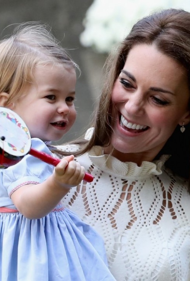 في يوم عيد الأم.. لقطات تجمع بين سيدات العائلات الملكية وأبنائهن على مر السنين