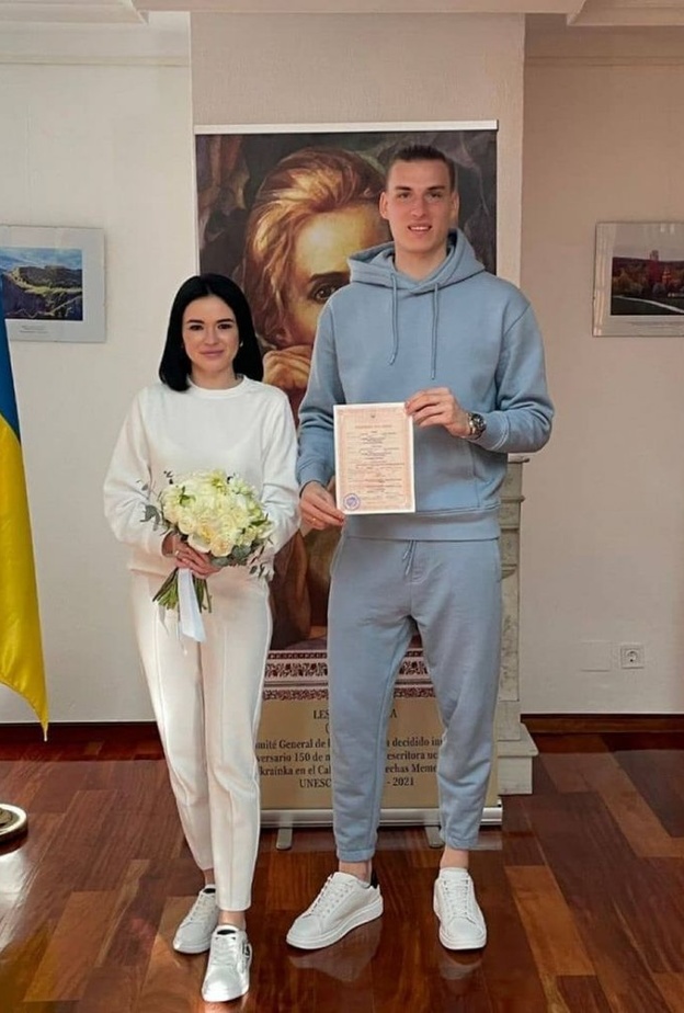  بملابس غريبة حارس ريال مدريد يعلن زواجه