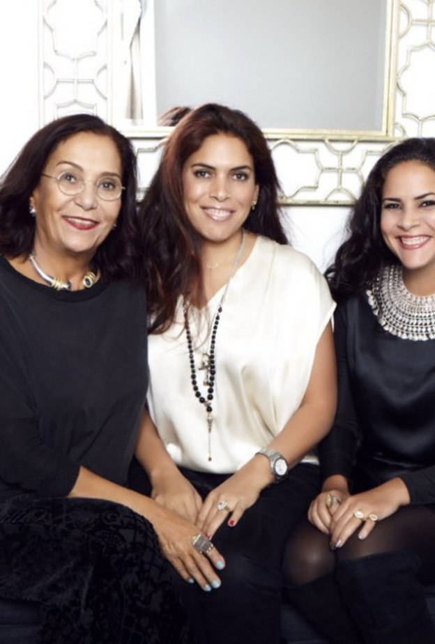 الرئيسة الإبداعية عزة فهمي مع ابنتيها، المديرة العامة فاطمة غالي ورئيسة قسم التصميم أمينة غالي