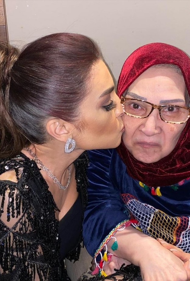 معايدات النجوم في عيد الام 2021