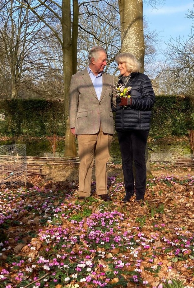 الأمير تشارلز وزوجته ينشران صورة رسمية جديدة احتفالا ببداية الربيع