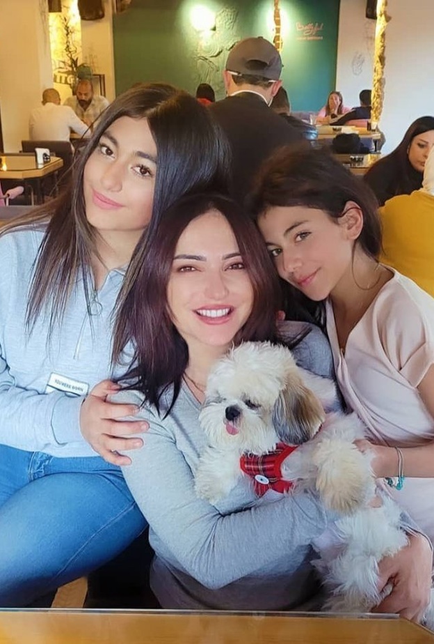 أمل عرفة مع بناتها