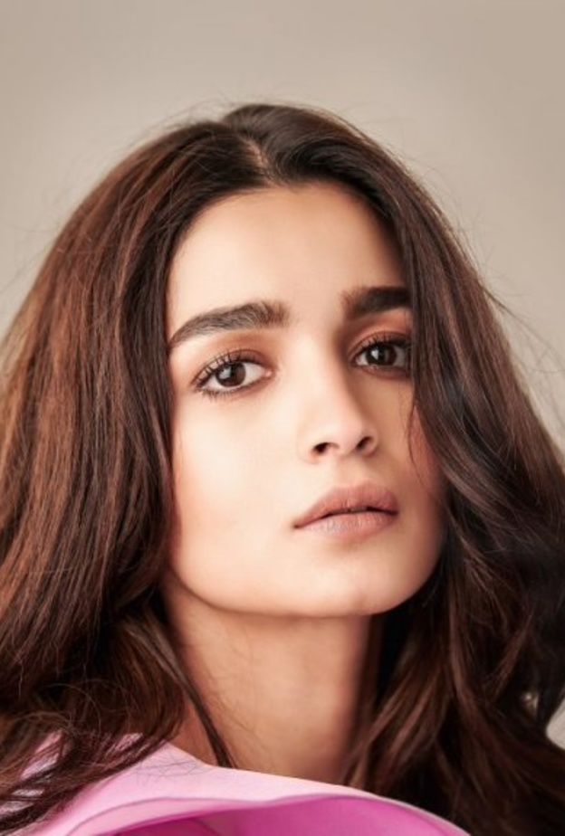 مشاهير الهند يطالبون معجبيهم بارتداء أقنعة الوجه بعد تزايد حالات كورونا 