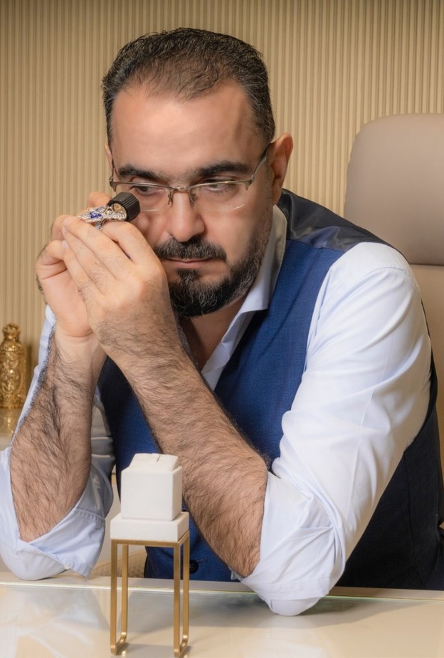 "كلما كان التعبير عن الفكرة بسيطا وذكيا وعميقا كلما كان التصميم أنجح وأقرب لملامسة ذائقة أوسع من المتلقين"