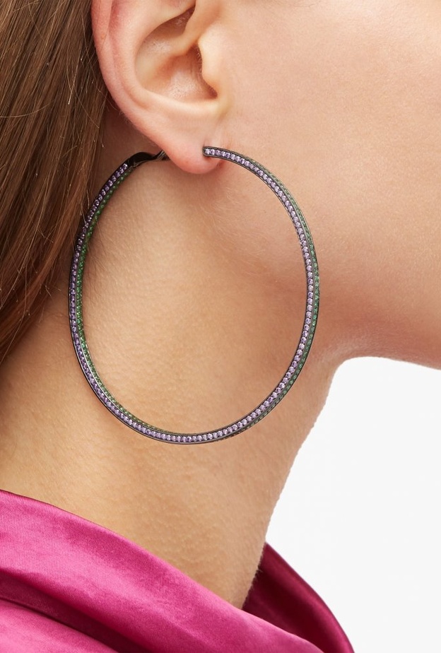  امنحي اطلالتك في الربيع اشراقة جريئة مع موديلات أقراط hoop