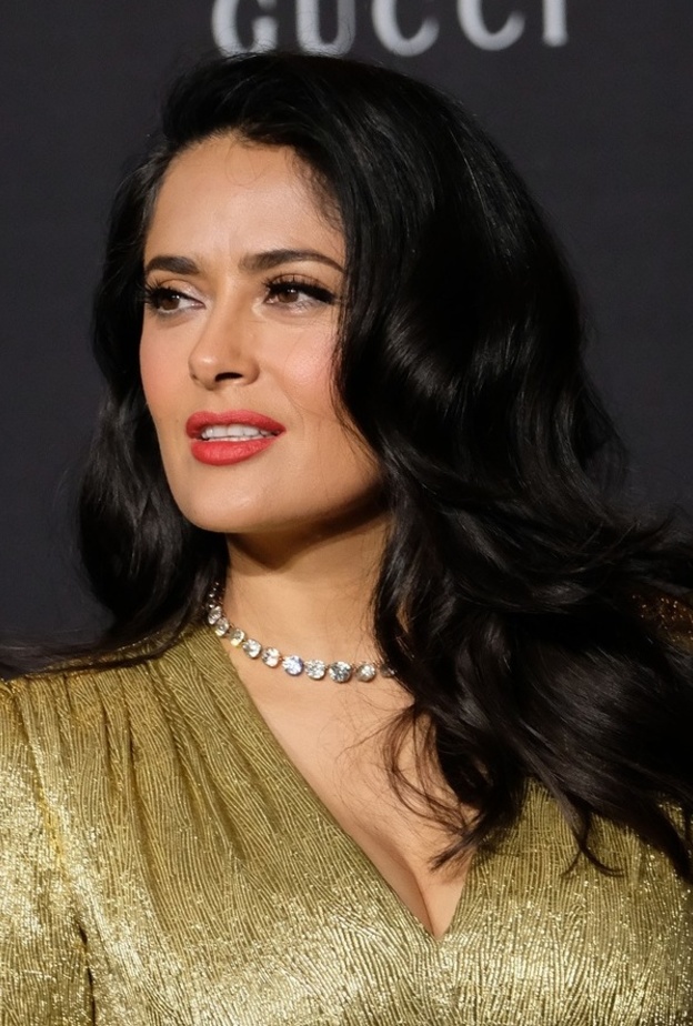 اتجاهات جمالية ملفتة موضة ربيع 2021  من سلمى حايك