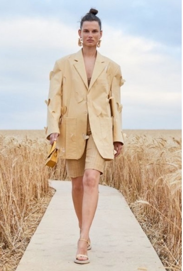 الفستان القصير والشبابي بقصة القميص ولون البيج من Alberta Ferretti 