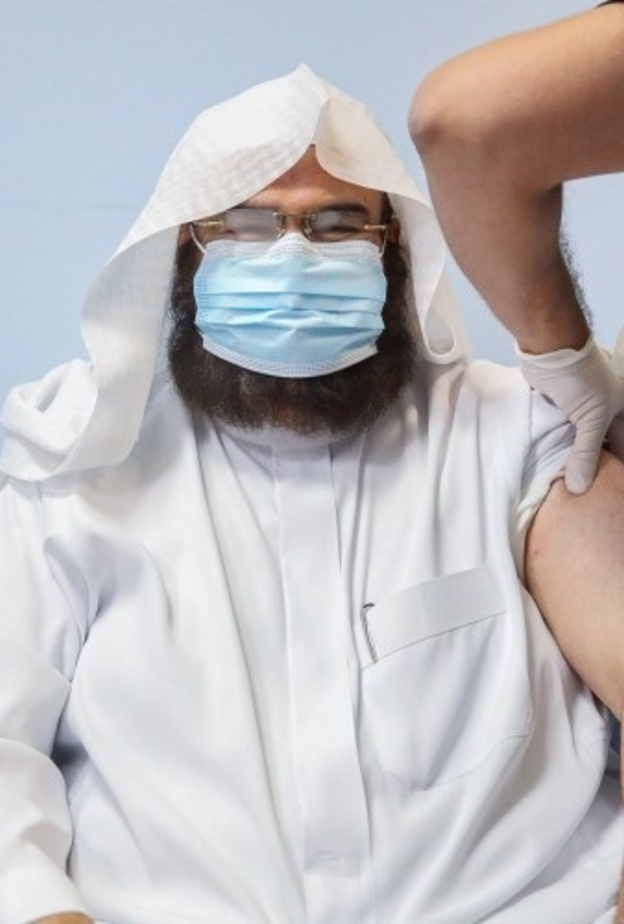 الشيخ السديس يتلقى لقاح كورونا بمدينة الملك عبدالله الطبية