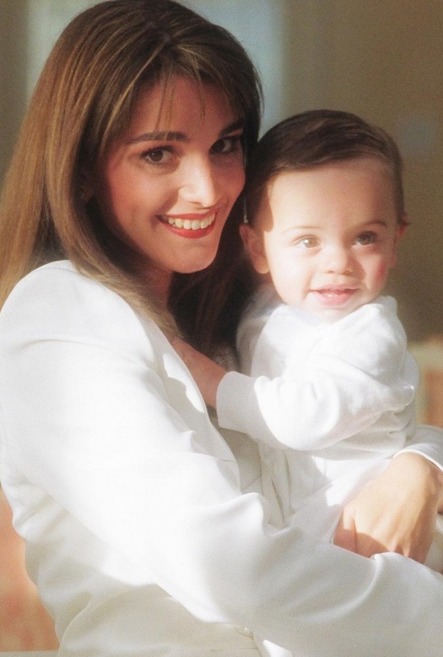 الملكة رانيا تشبه كيت ميدلتون في صورتها الجديدة بمناسبة عيد الأم 