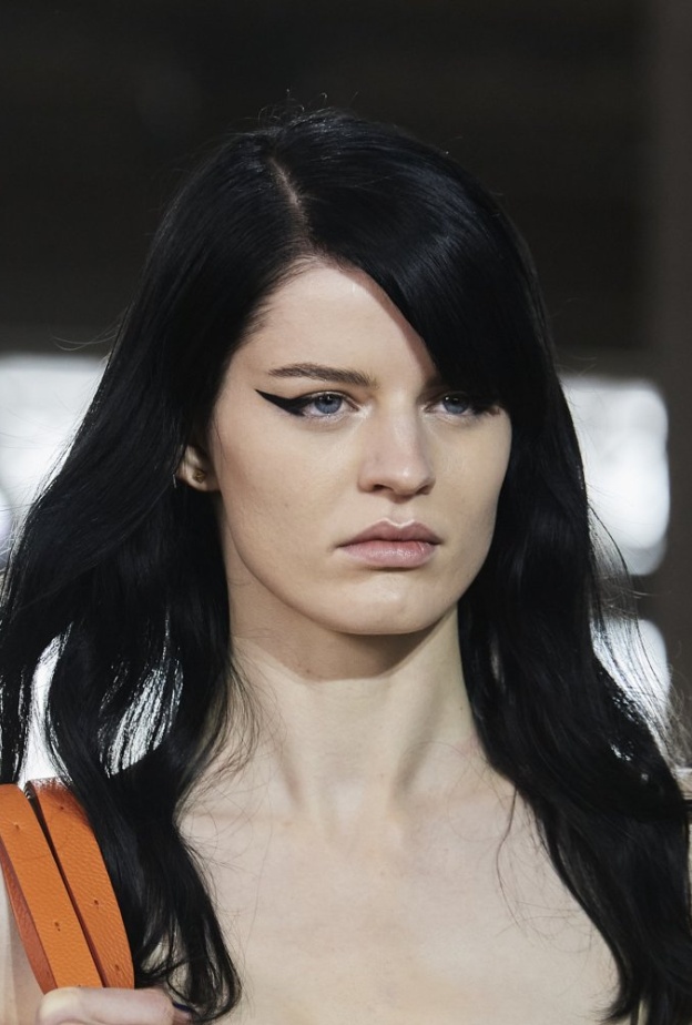 رسمات الايلاينر العريض المجنح من دار Valentino