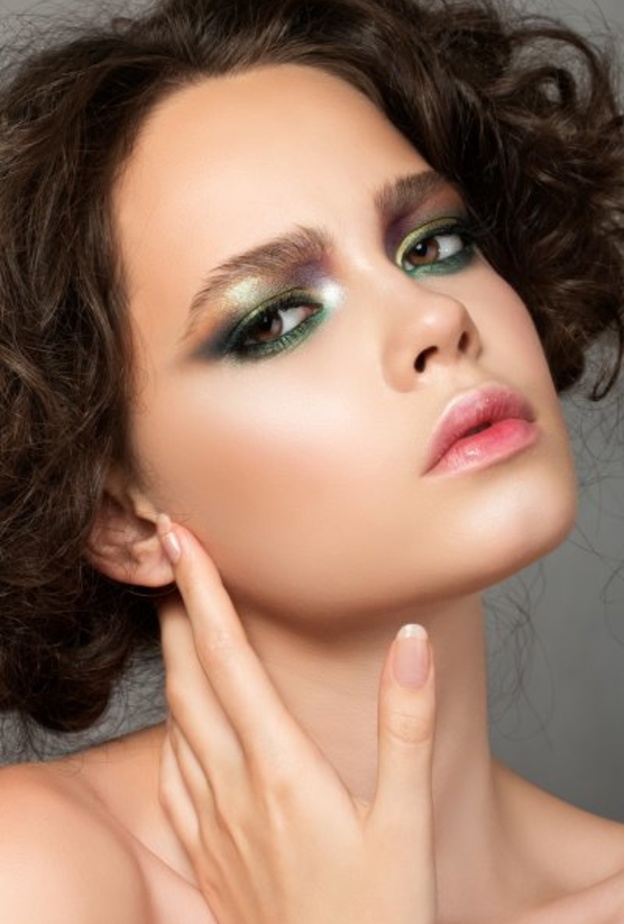 خطوات وضع مكياج ظلال عيون اخضر لربيع 2021