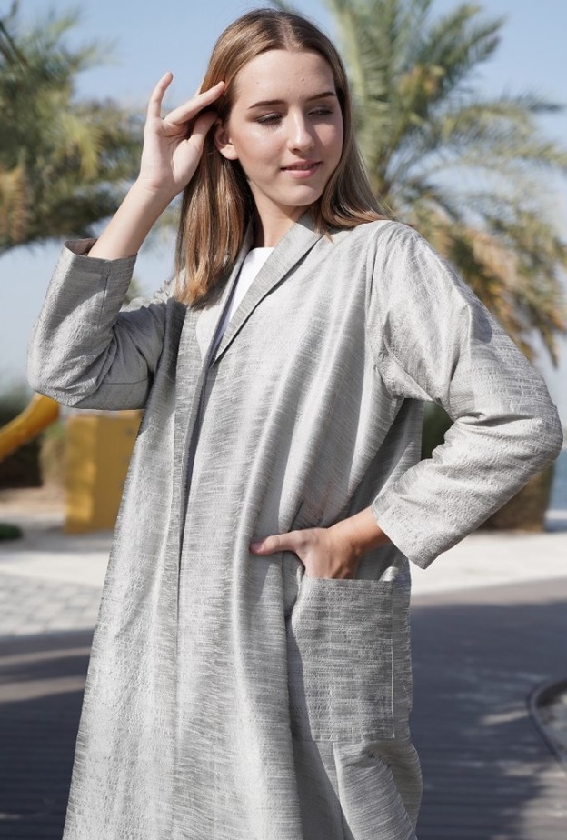 عباية رمادية كاجوال بلمسات التطريزات البارزة من تصميم  19 ELEVEN