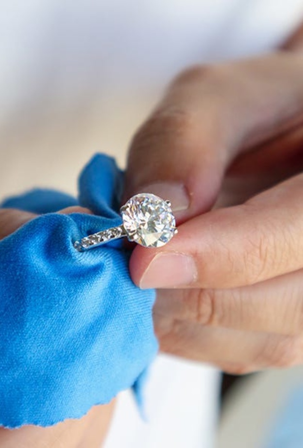 طريقة تنظيف خاتم الألماس ونصائح الحفاظ عليه