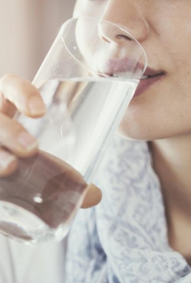 كيف لشرب الماء أن يعالج الصداع