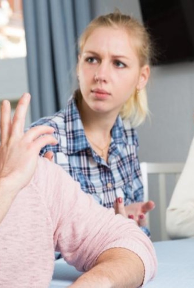 كيف تتعامل الزوجة مع كره الزوج لأهلها