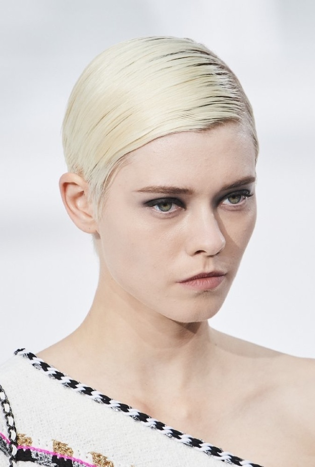 تسريحات شعر مبللة مع القصة الذكورية من دار Chanel