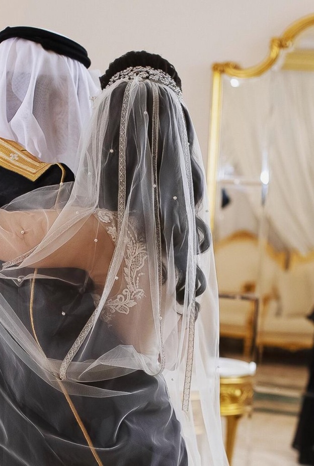 لقطة لعروسين بكاميرا المصورة انفال القحطاني