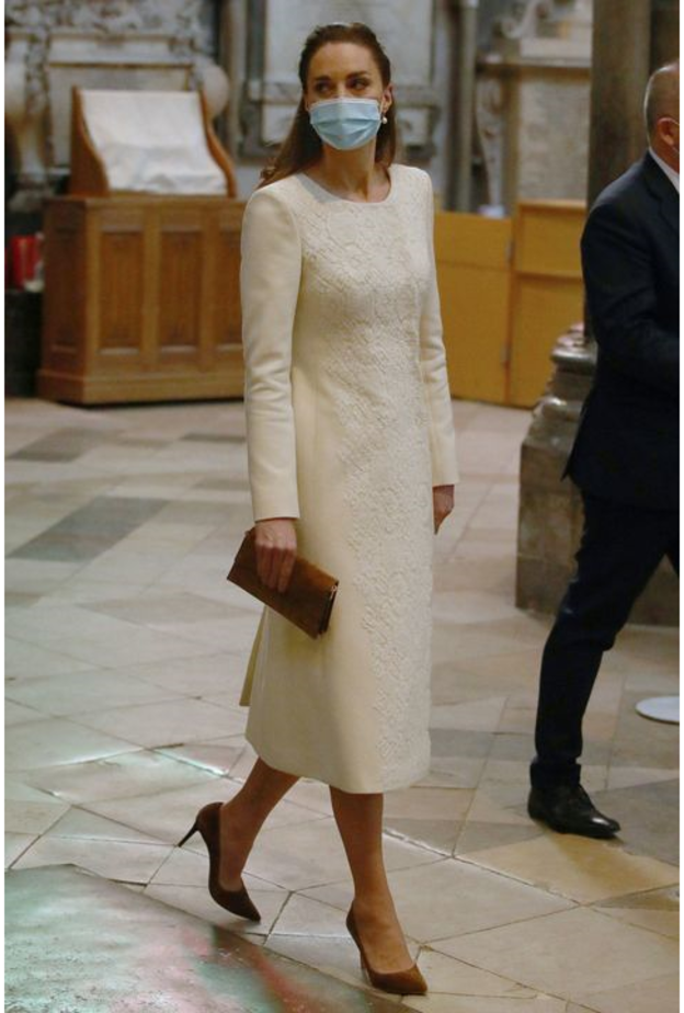 كيت نسّقت مع اللوك حقيبة Metier Roma  مع حذاء ستيليتو Jimmy Choo