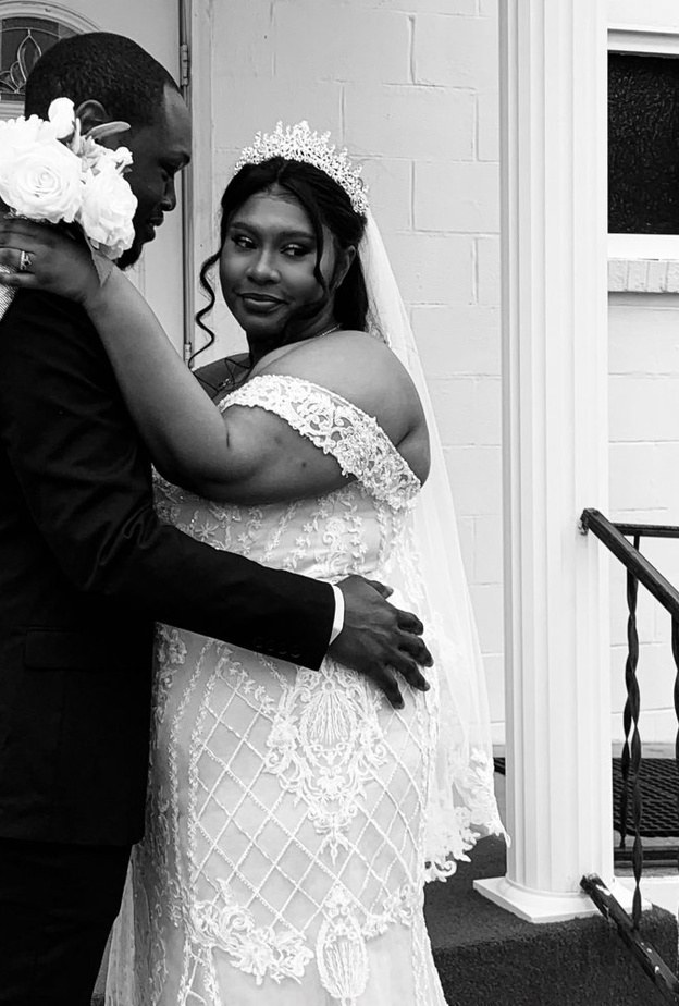  العروس تشكر ميسي إليوت