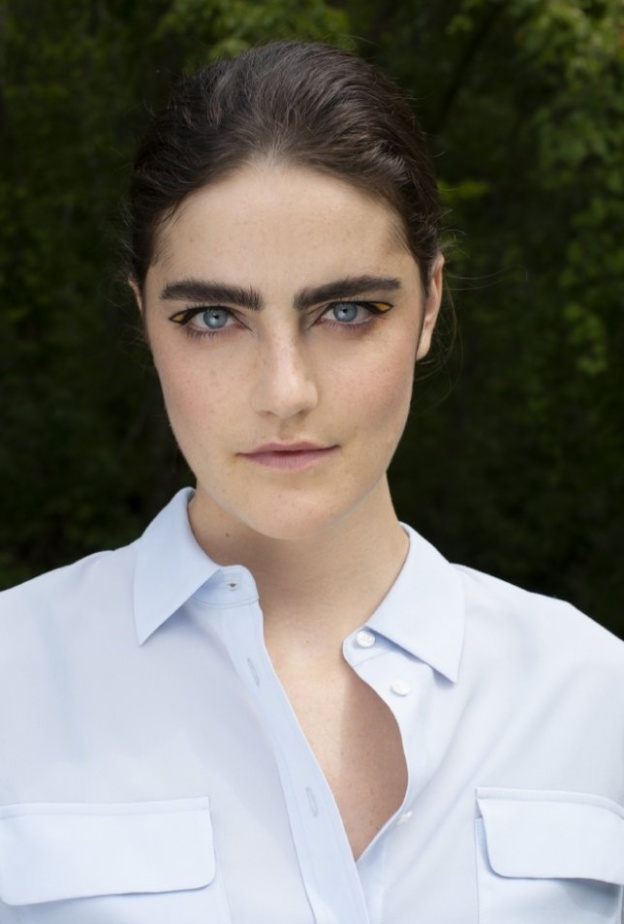 رسمات حواجب 2021 عريضة من دار Christian Siriano