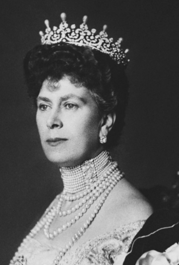 في ذكرى وفاتها.. أجمل مجوهرات الملكة ماري تك