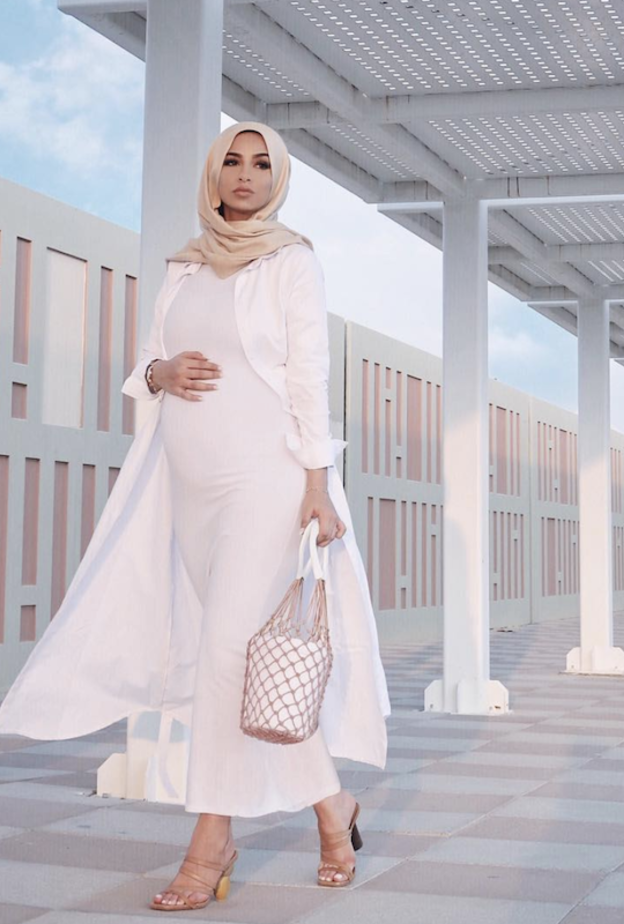 سهى في اطلالة حمل أنيقة باللون الابيض