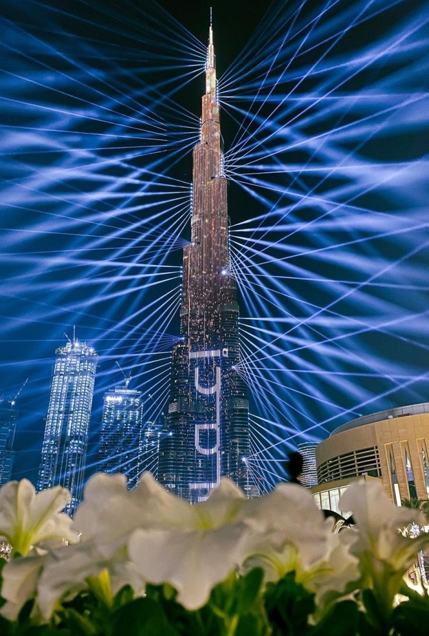 لقطة مميزة لأسرة من أمام برج خليفة - المصدر asmer_eliyo