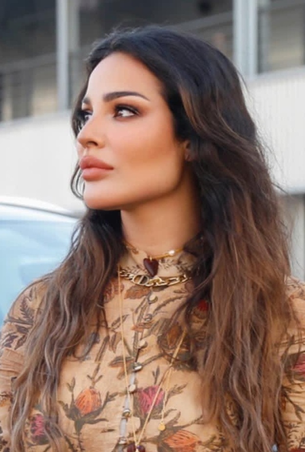 نادين نجيم تعود الى اللوك الغجري بأحدث اطلالة جمالية لها 