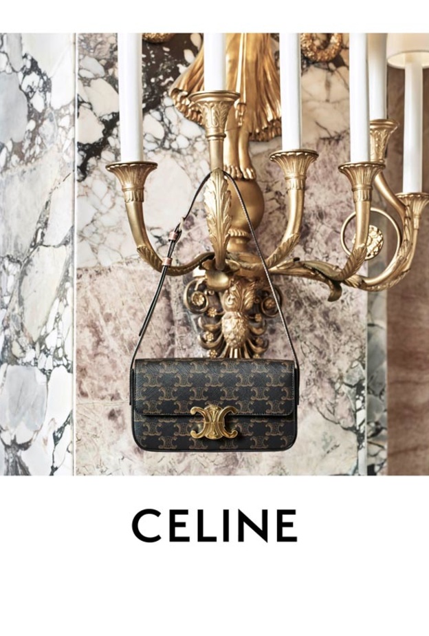 العارضة العالمية كايا غربر بحقيبة TRIOMPHE من Celine
