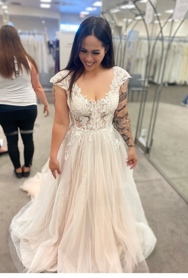 عروس تقع في ورطة بعد نشر صورة فستان زفافها