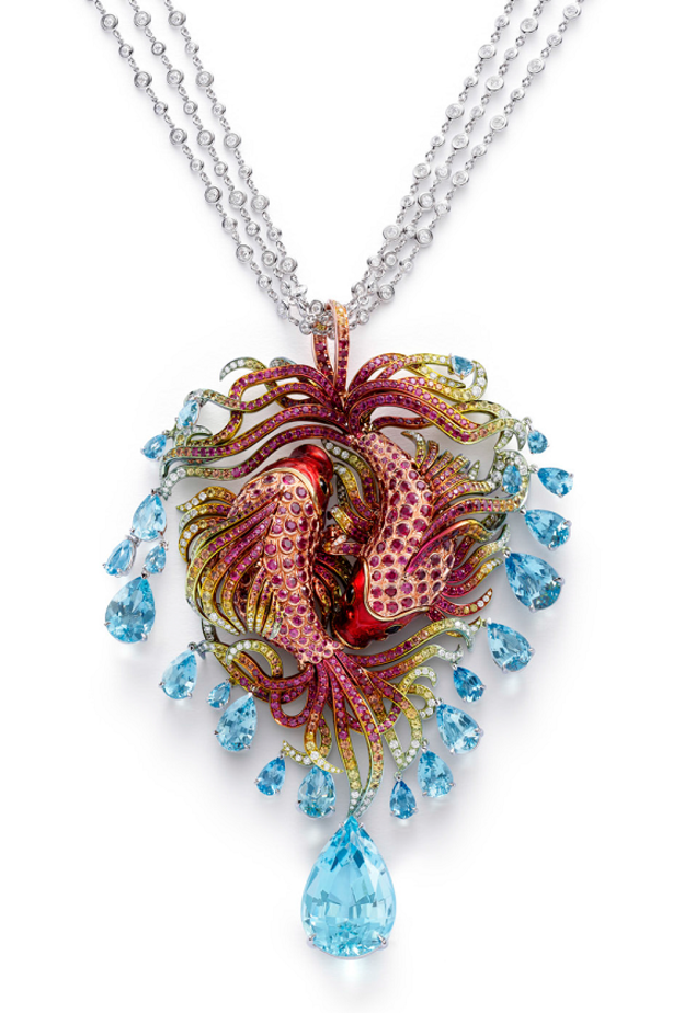 من مجموعة "ريد كاربت" Red Carpet من "شوبارد" Chopard، عقد من الذهب الأخلاقي والبلاتين مرصع بنحو 27.98 من الياقوت ونحو 6.91 من الصفير الملون ونحو 66.24 قيراط من الزبرجد ونحو 17.27 قيراط من الماس.