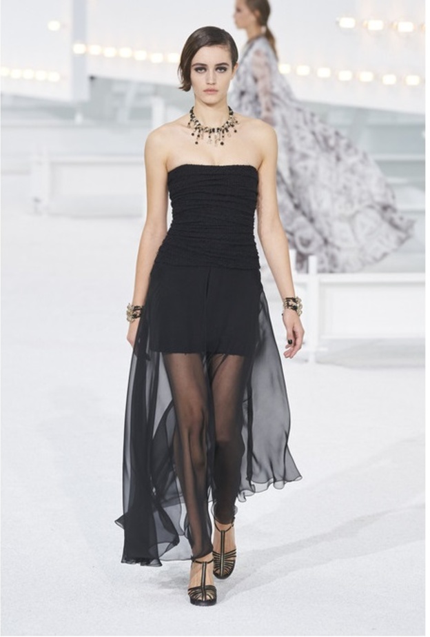 اطلالات انيقة باللون الاسود مع الفساتين القصيرة مع التول من دار CHANEL