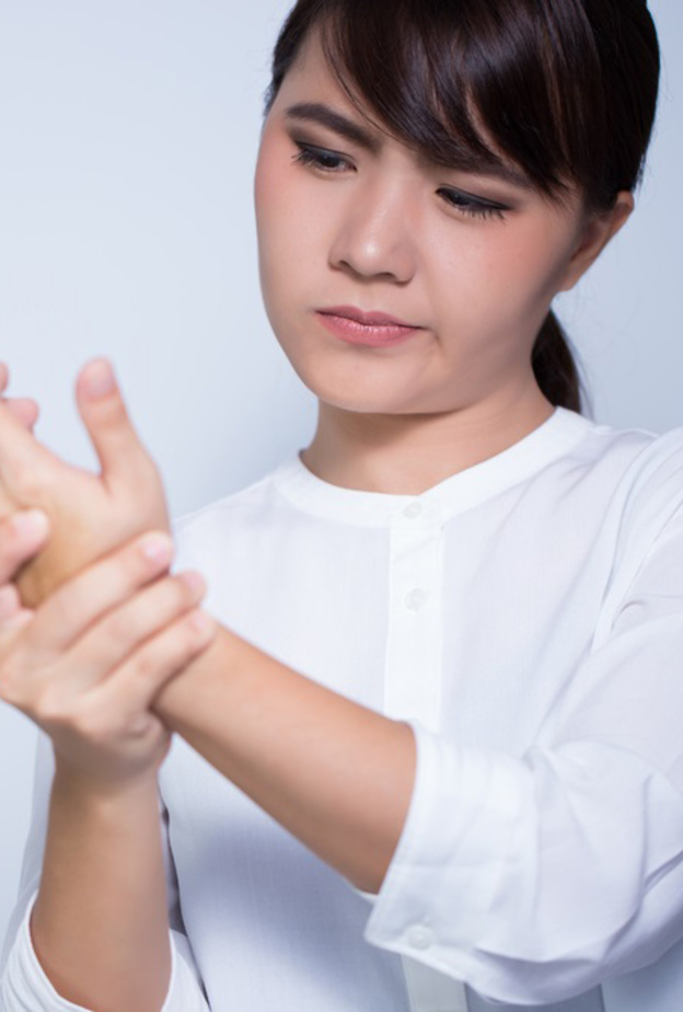 ما هو التهاب وتر الابهام وما هي الاسباب وعوامل الخطر